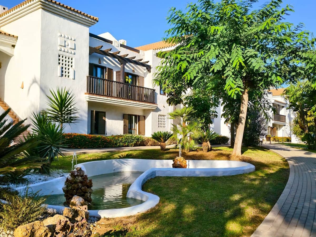 Ático de 2 habitaciones en La Alcaidesa en alquiler con piscina garaje - 1.400 € (Ref: 10021434)