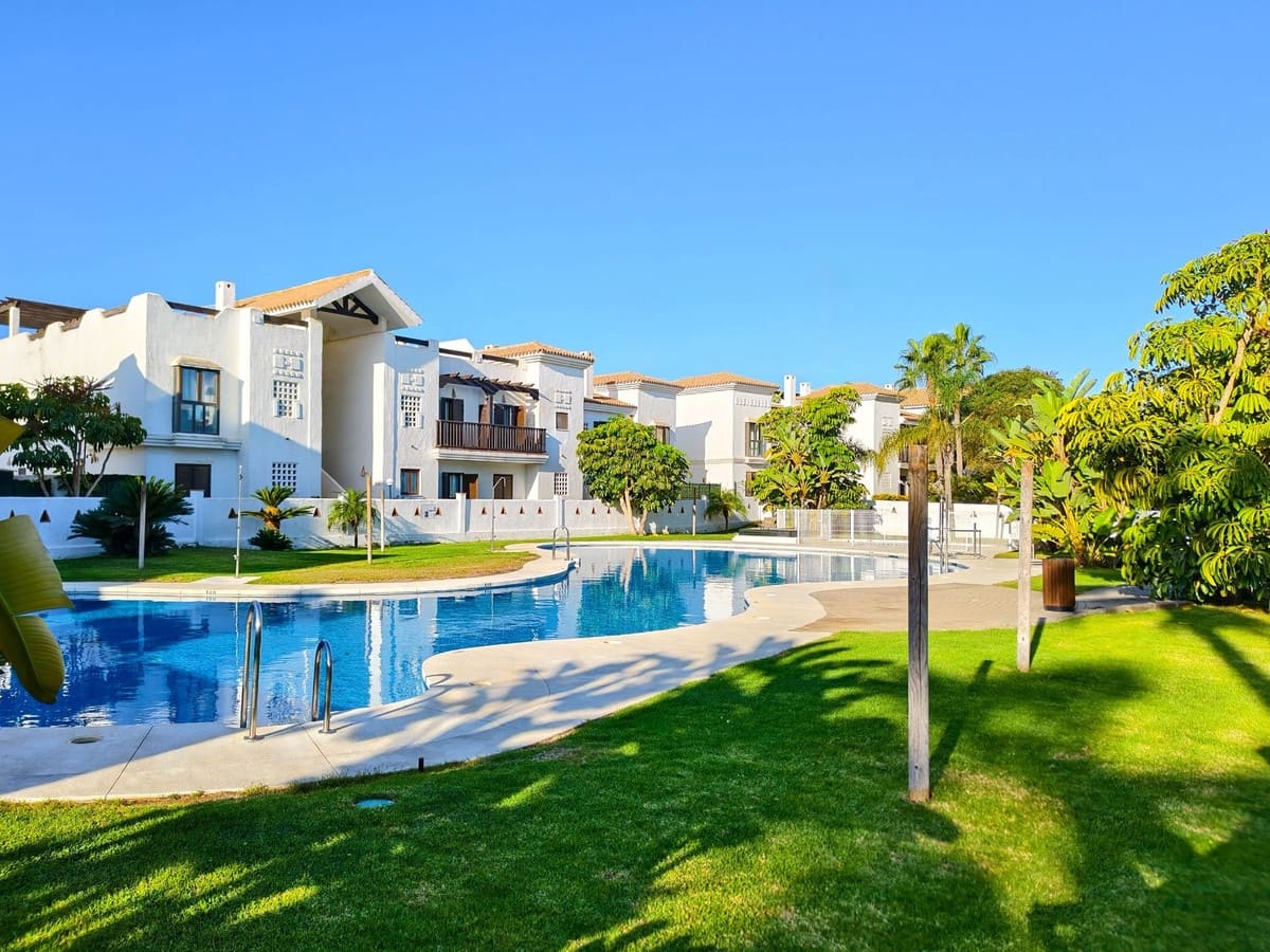 Ático de 2 habitaciones en La Alcaidesa en alquiler con piscina garaje - 1.400 € (Ref: 10021434)