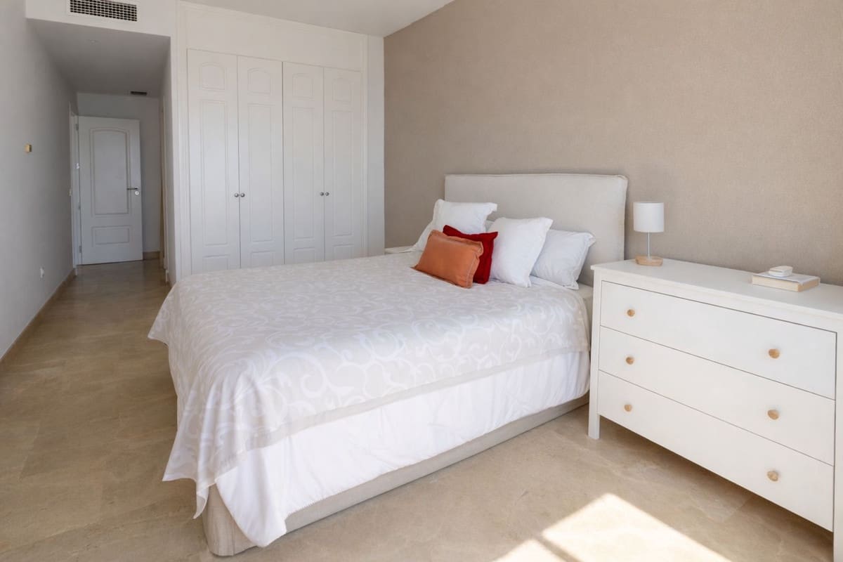 3 Zimmer Penthouse zu vermieten in La Alcaidesa mit Pool Garage - 2.300 € (Ref: 10024874)