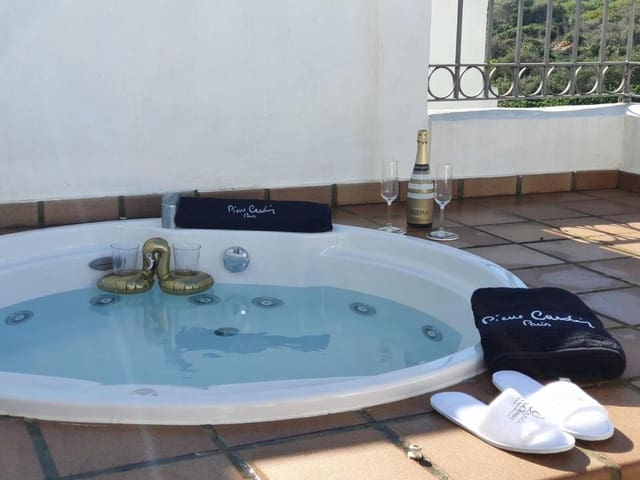 3 bedroom Townhouse for rent in La Alcaidesa with pool garage - € 2,500 (Ref: 10026562)