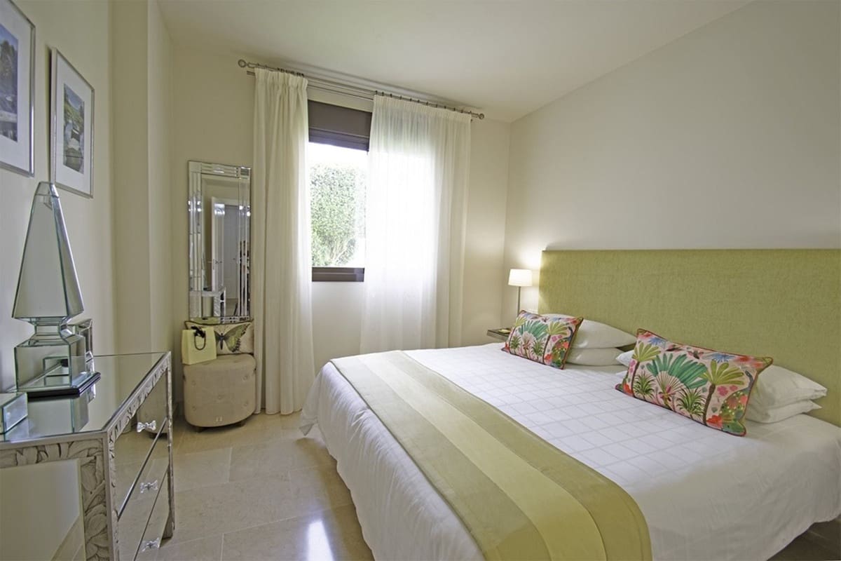 Apartamento de 2 habitaciones en La Alcaidesa en venta con piscina garaje - 295.000 € (Ref: 10034448)