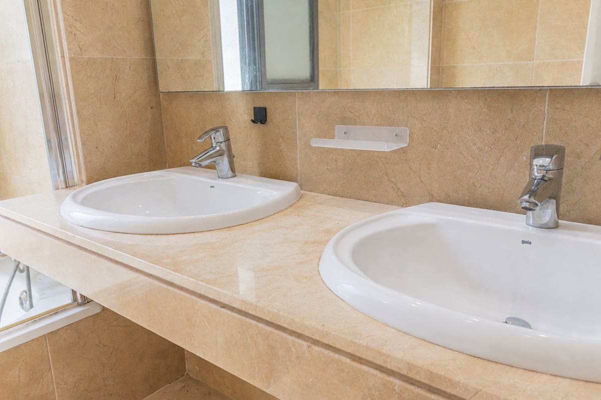 Apartamento de 2 habitaciones en La Alcaidesa en venta con piscina garaje - 300.000 € (Ref: 10039281)
