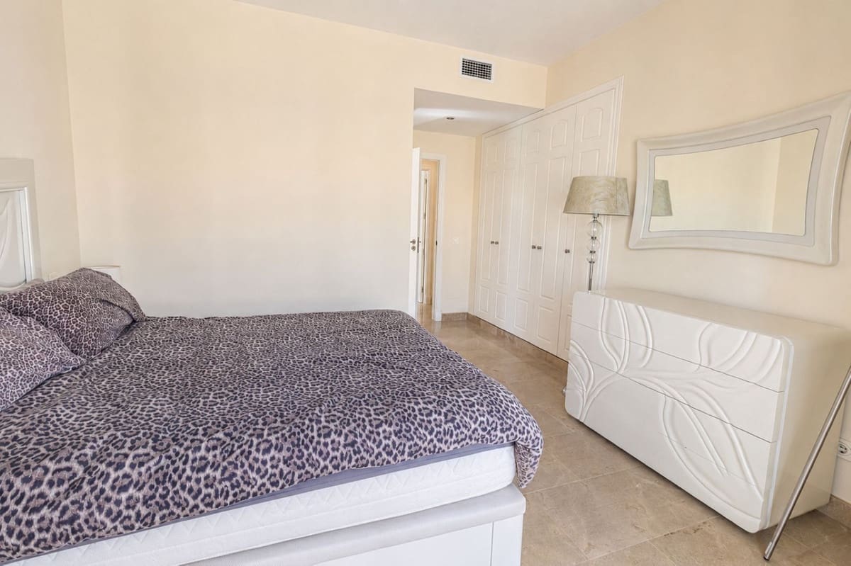 Apartamento de 2 habitaciones en La Alcaidesa en venta con piscina garaje - 300.000 € (Ref: 10039281)