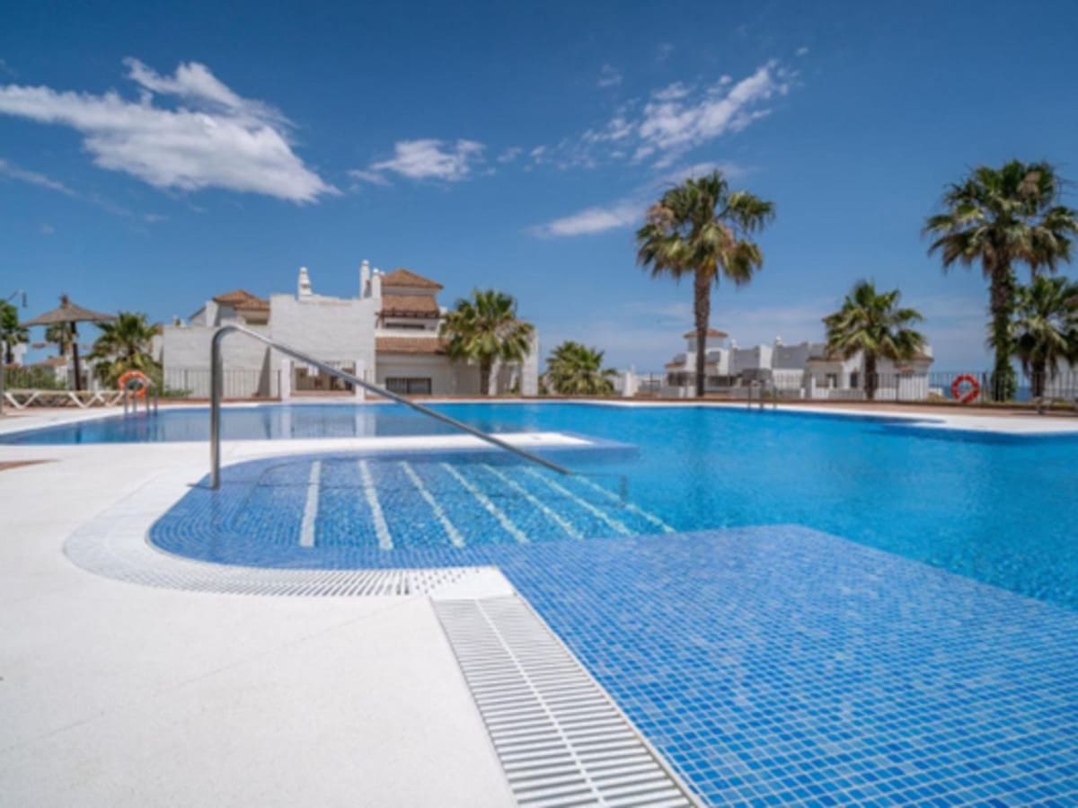 2 sovrum Lägenhet till salu i La Alcaidesa med pool garage - 440 000 € (Ref: 10044161)