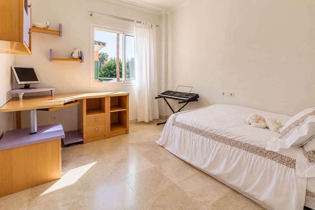 3 sypialnia Dom blizniak na sprzedaż w La Alcaidesa z basenem garażem - 580 000 € (Ref: 10044382)