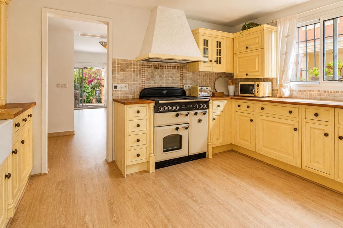 3 sypialnia Dom blizniak na sprzedaż w La Alcaidesa z basenem garażem - 580 000 € (Ref: 10044382)
