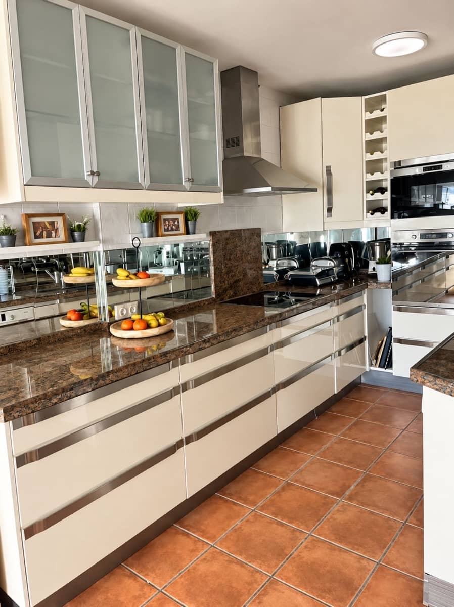 3 Zimmer Reihenhaus zu vermieten in La Alcaidesa mit Pool Garage - 2.500 € (Ref: 10106609)