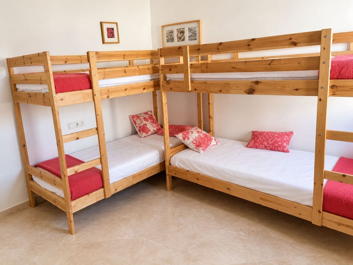 3 Zimmer Reihenhaus zu vermieten in La Alcaidesa mit Pool Garage - 2.500 € (Ref: 10106609)
