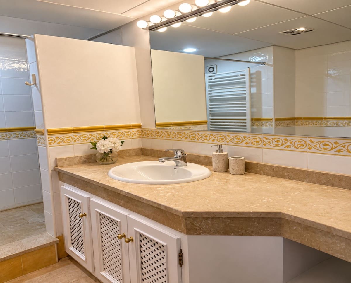 3 Zimmer Reihenhaus zu vermieten in La Alcaidesa mit Pool Garage - 2.500 € (Ref: 10106609)