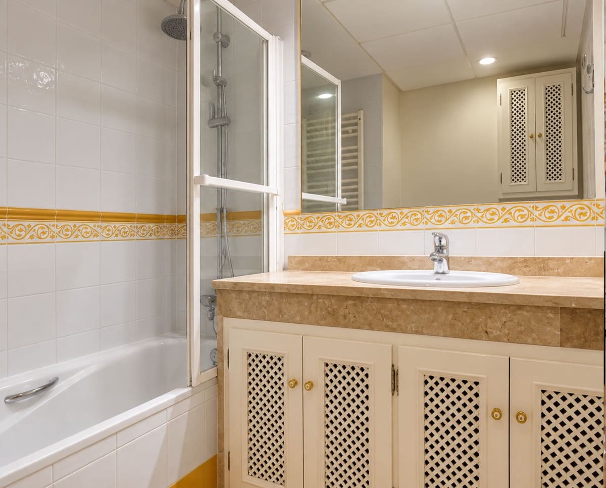 3 Zimmer Reihenhaus zu vermieten in La Alcaidesa mit Pool Garage - 2.500 € (Ref: 10106609)