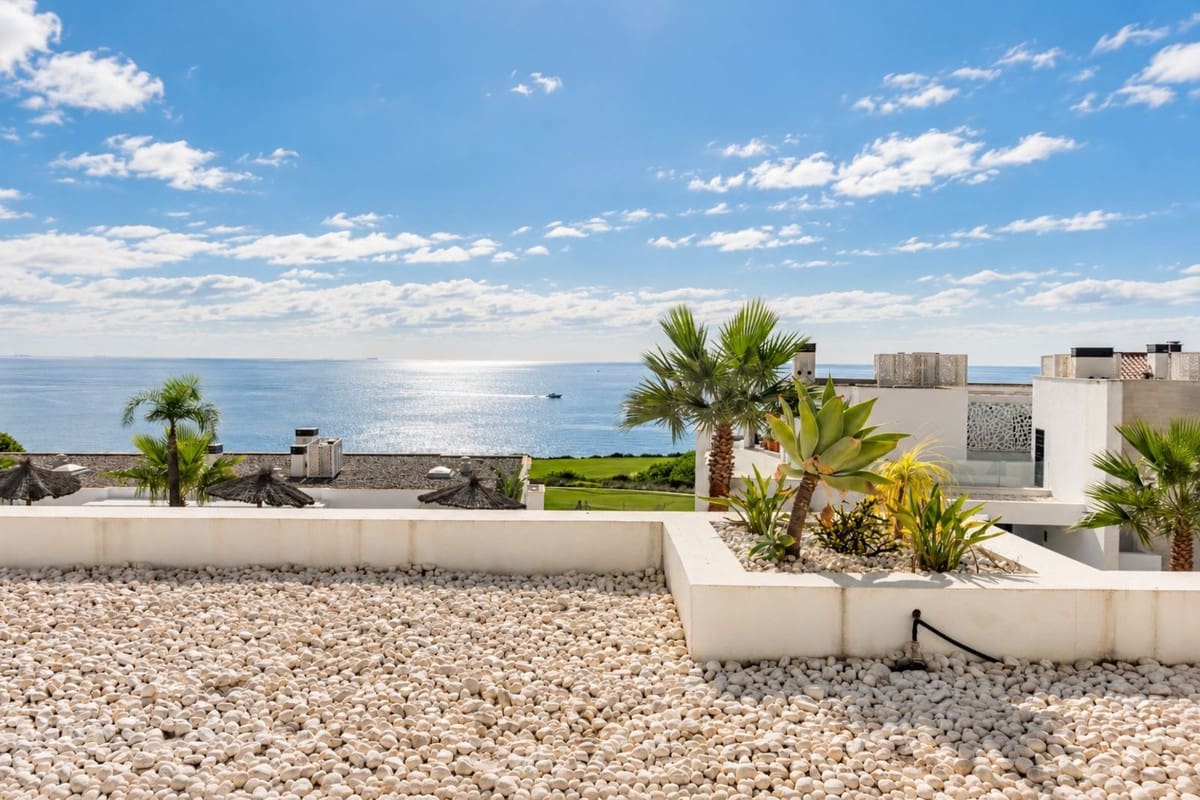 2 bedroom Beach Apartment for sale in La Alcaidesa with pool garage - € 725,000 (Ref: 10110468)