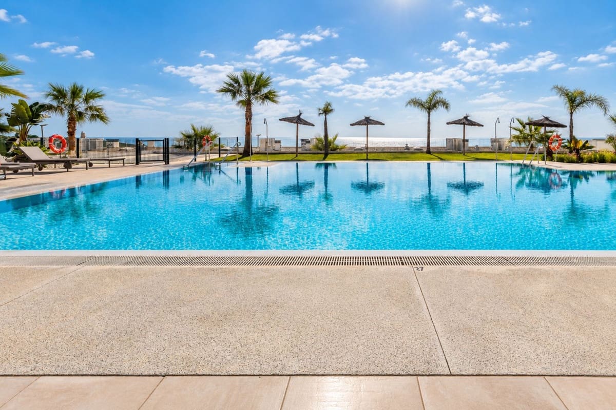 2 bedroom Beach Apartment for sale in La Alcaidesa with pool garage - € 725,000 (Ref: 10110468)