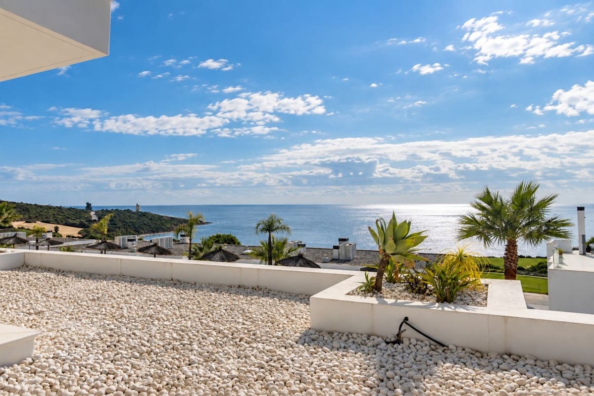 2 bedroom Beach Apartment for sale in La Alcaidesa with pool garage - € 725,000 (Ref: 10110468)