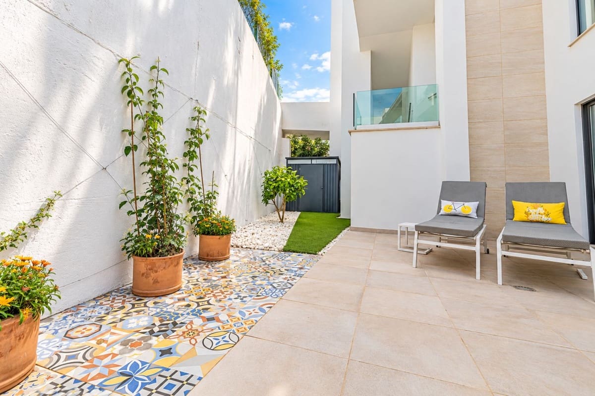 2 bedroom Beach Apartment for sale in La Alcaidesa with pool garage - € 725,000 (Ref: 10110468)