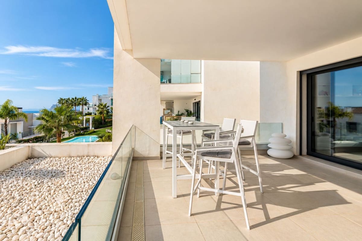 2 bedroom Beach Apartment for sale in La Alcaidesa with pool garage - € 725,000 (Ref: 10110468)
