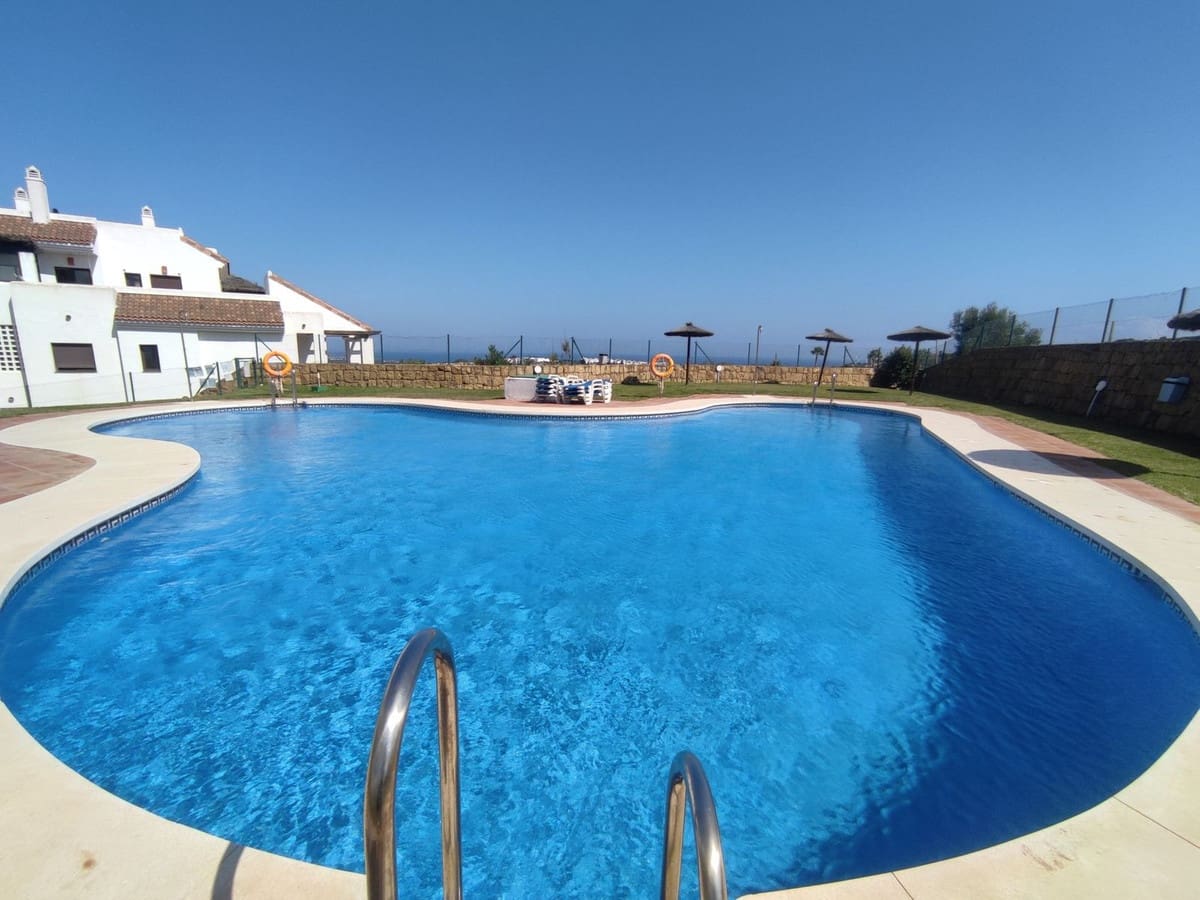 2 bedroom Apartment for rent in La Alcaidesa with pool garage - € 1,200 (Ref: 10111908)