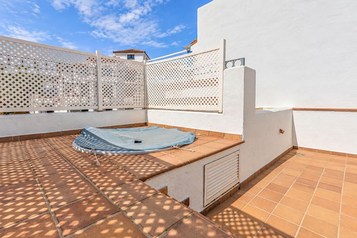 3 bedroom Terraced Villa for rent in La Alcaidesa with pool garage - € 2,300 (Ref: 10130542)