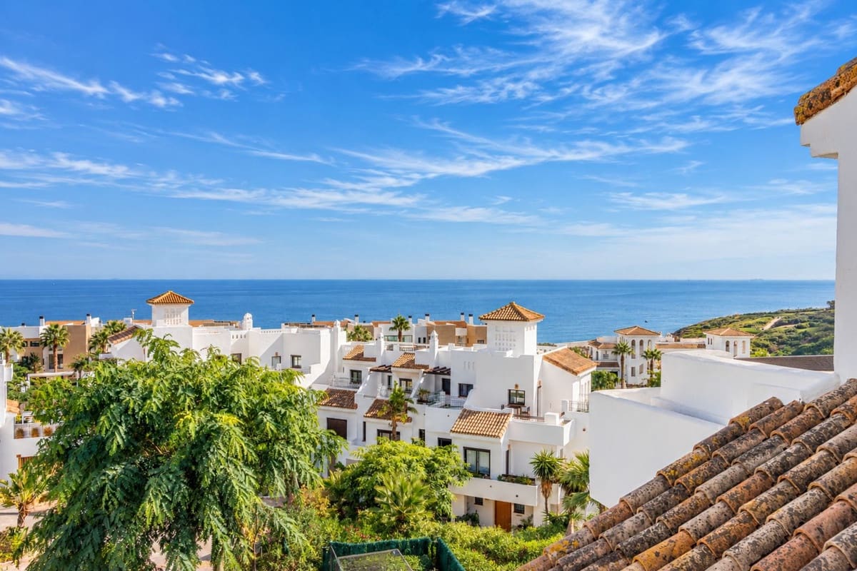 3 bedroom Terraced Villa for rent in La Alcaidesa with pool garage - € 2,300 (Ref: 10130542)