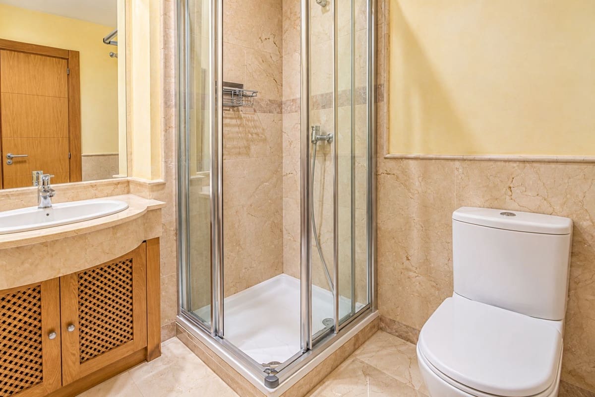 2 sypialnia Apartament przy plaży do wynajęcia w La Alcaidesa z basenem garażem - 1 250 € (Ref: 10148106)