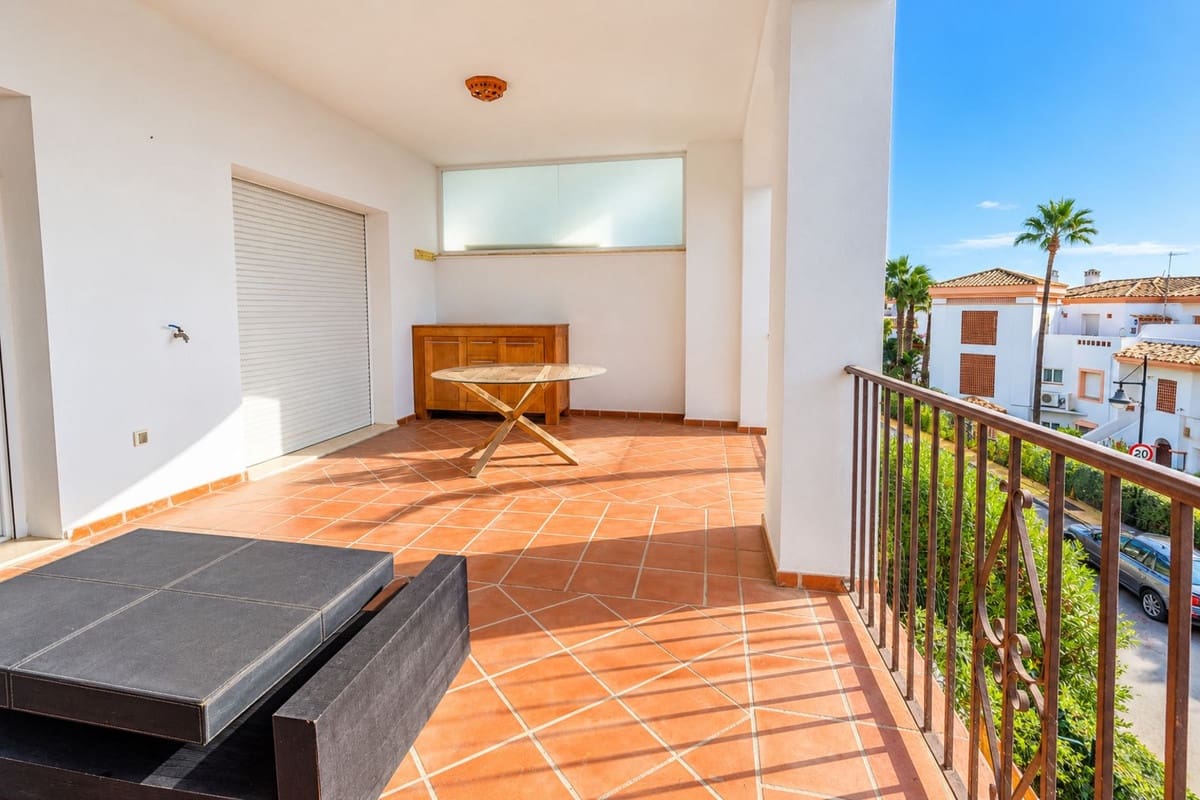 2 sypialnia Apartament przy plaży do wynajęcia w La Alcaidesa z basenem garażem - 1 250 € (Ref: 10148106)