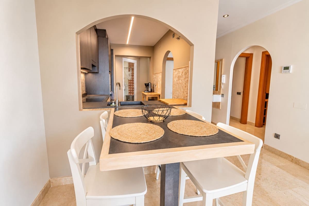 2 sypialnia Apartament przy plaży do wynajęcia w La Alcaidesa z basenem garażem - 1 250 € (Ref: 10148106)