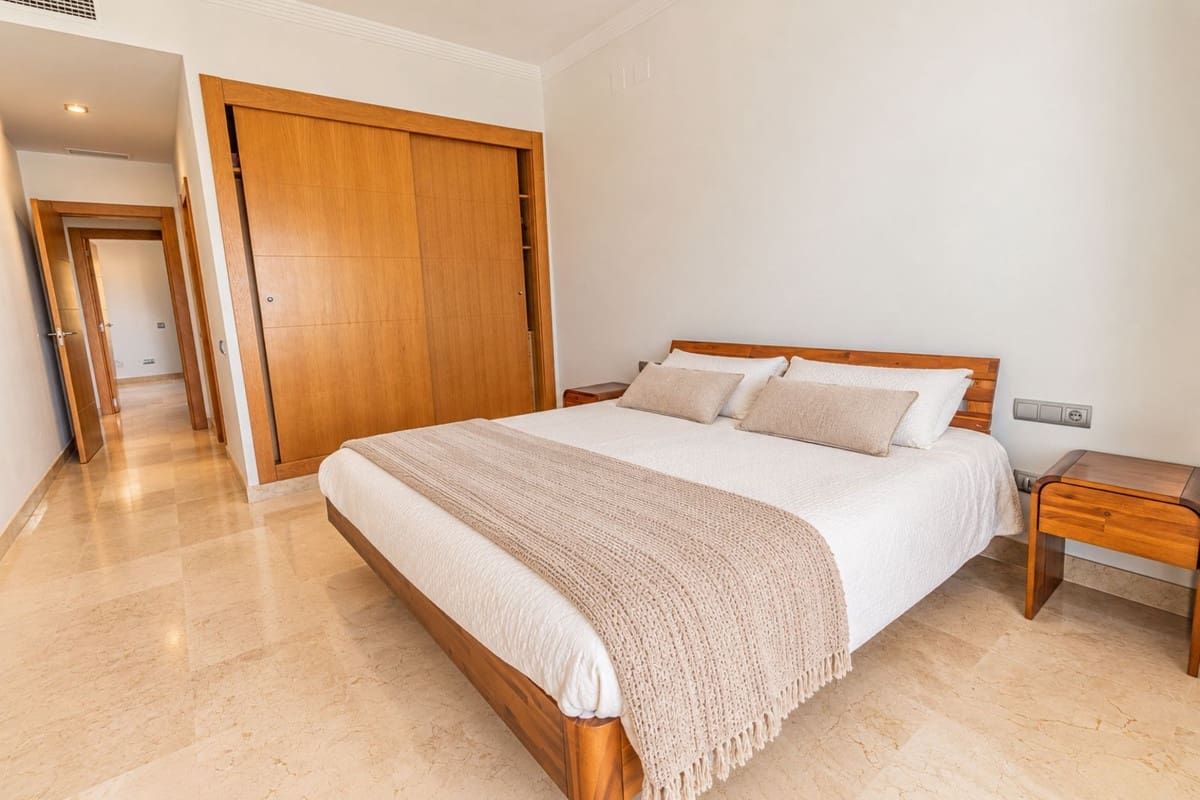 2 sypialnia Apartament przy plaży do wynajęcia w La Alcaidesa z basenem garażem - 1 250 € (Ref: 10148106)