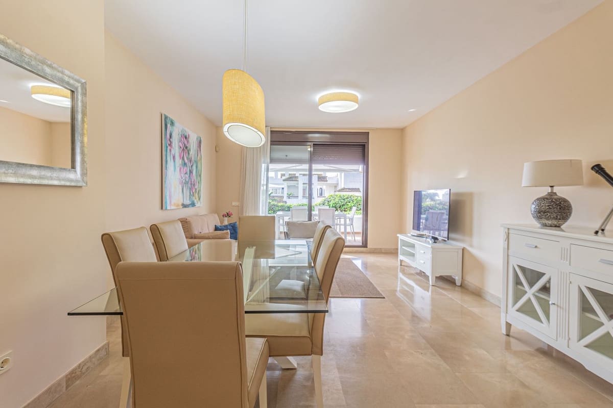 2 Zimmer Strandapartment zu vermieten in La Alcaidesa mit Pool Garage - 1.300 € (Ref: 10154364)