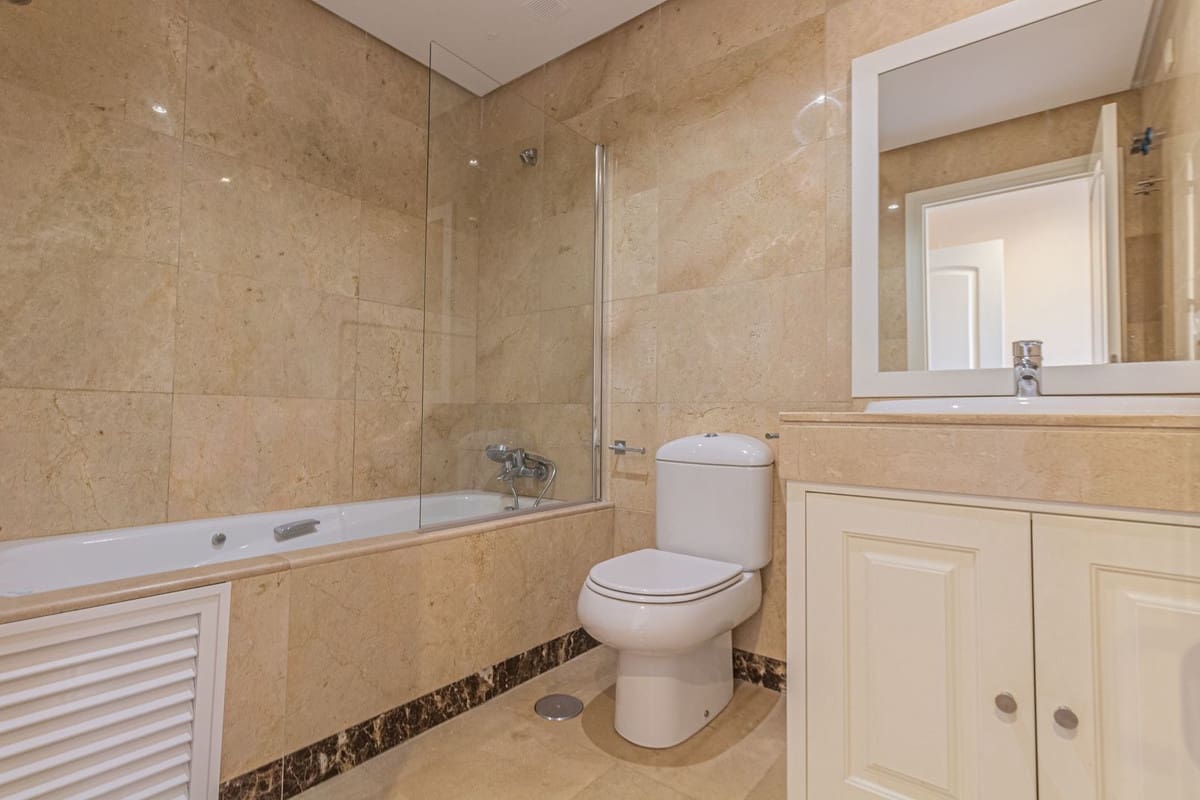 2 Zimmer Strandapartment zu vermieten in La Alcaidesa mit Pool Garage - 1.300 € (Ref: 10154364)