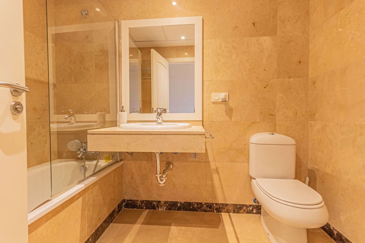 2 Zimmer Strandapartment zu vermieten in La Alcaidesa mit Pool Garage - 1.300 € (Ref: 10154364)
