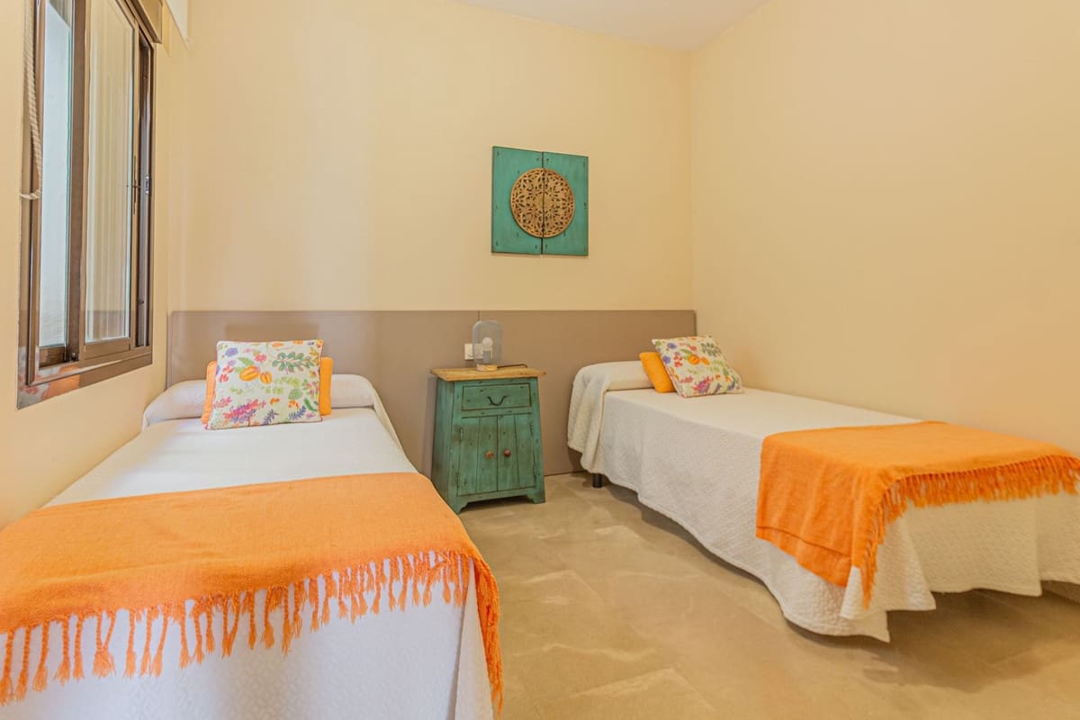 2 Zimmer Strandapartment zu vermieten in La Alcaidesa mit Pool Garage - 1.300 € (Ref: 10154364)
