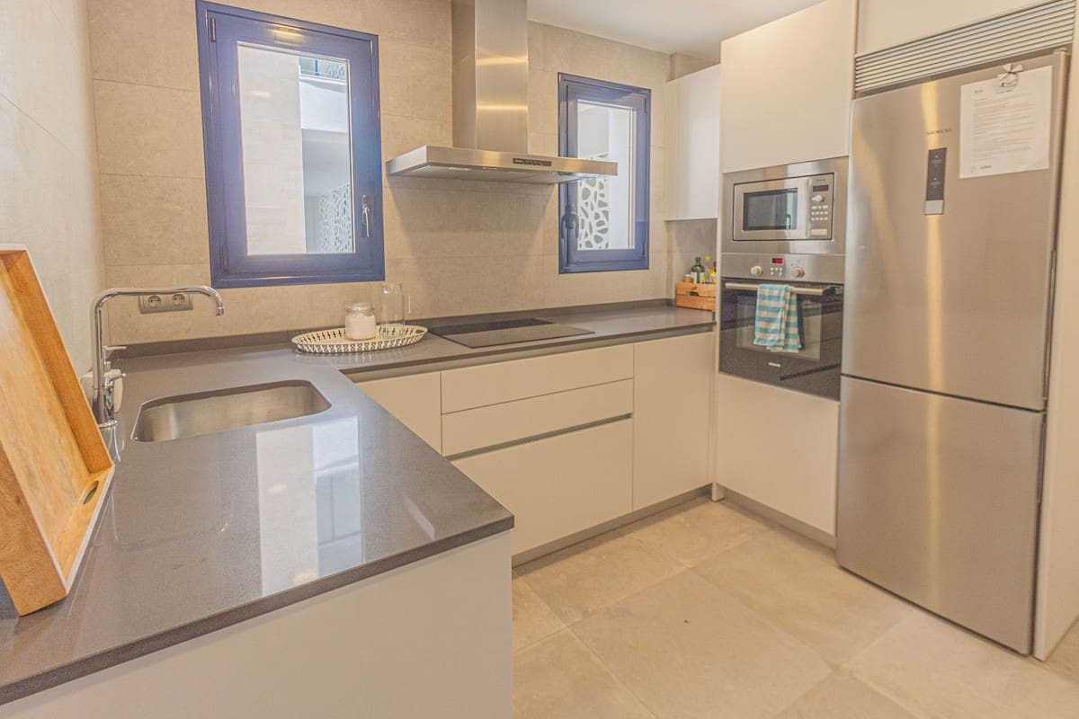 3 slaapkamer Appartement te huur in La Alcaidesa met zwembad - € 2.300 (Ref: 7720564)