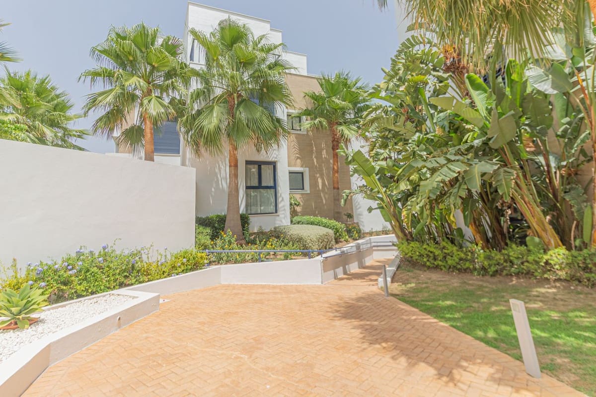 3 slaapkamer Appartement te huur in La Alcaidesa met zwembad - € 2.300 (Ref: 7720564)