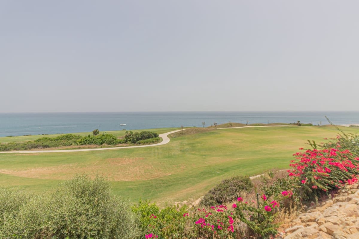 3 slaapkamer Appartement te huur in La Alcaidesa met zwembad - € 2.300 (Ref: 7720564)