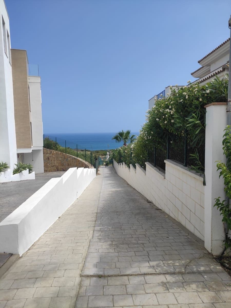 3 slaapkamer Appartement te huur in La Alcaidesa met zwembad - € 2.300 (Ref: 7720564)