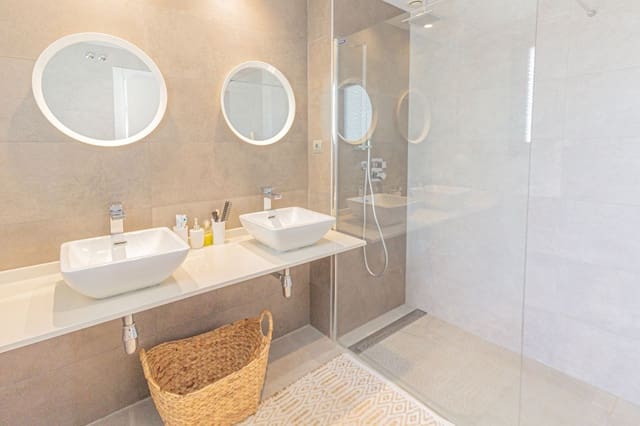 3 slaapkamer Appartement te huur in La Alcaidesa met zwembad - € 2.300 (Ref: 7720564)