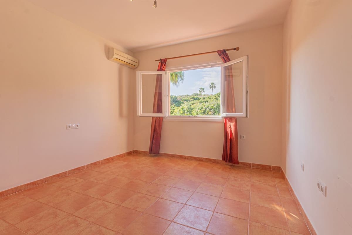 4 bedroom Semidetached Villa for sale in La Alcaidesa with pool garage