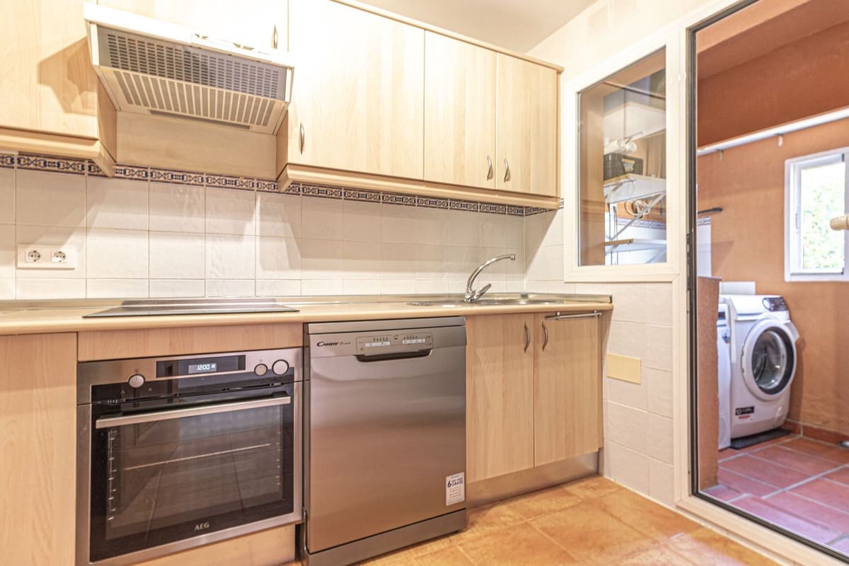 4 bedroom Semidetached Villa for sale in La Alcaidesa with pool garage