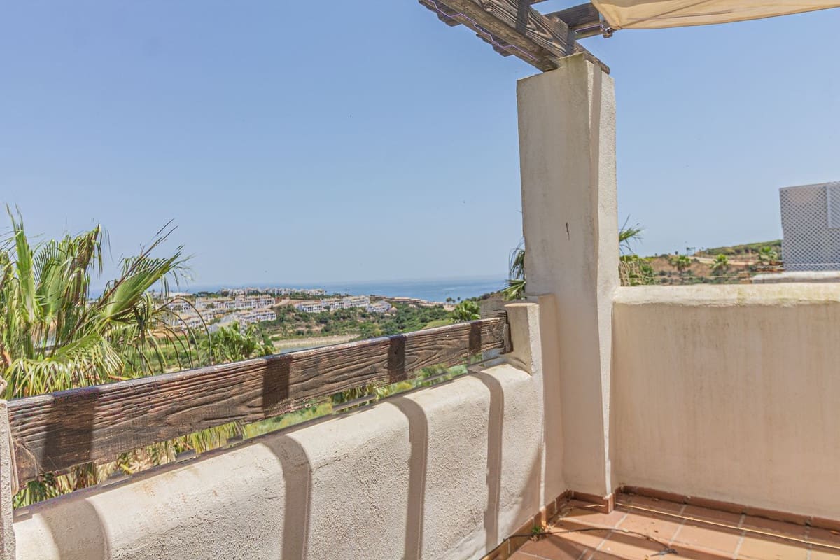 2 Zimmer Penthouse zu vermieten in La Alcaidesa mit Pool Garage - 1.300 € (Ref: 8371462)