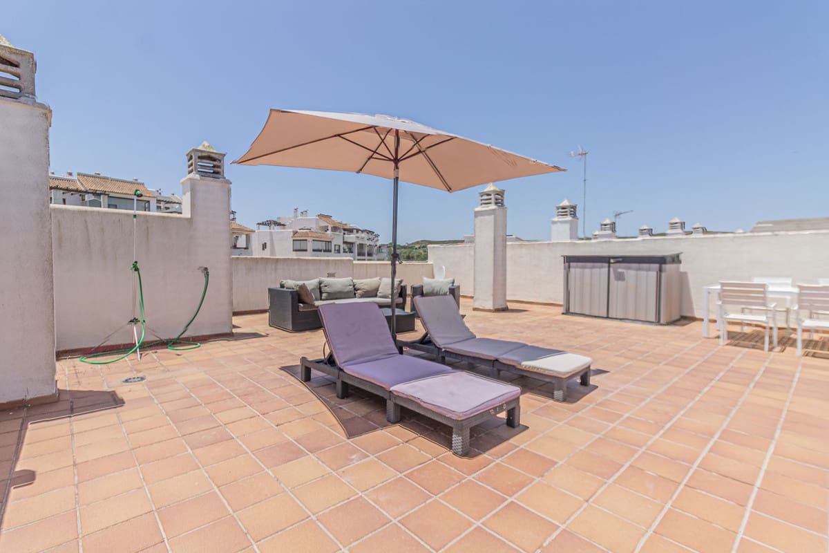 2 Zimmer Penthouse zu vermieten in La Alcaidesa mit Pool Garage - 1.300 € (Ref: 8371462)