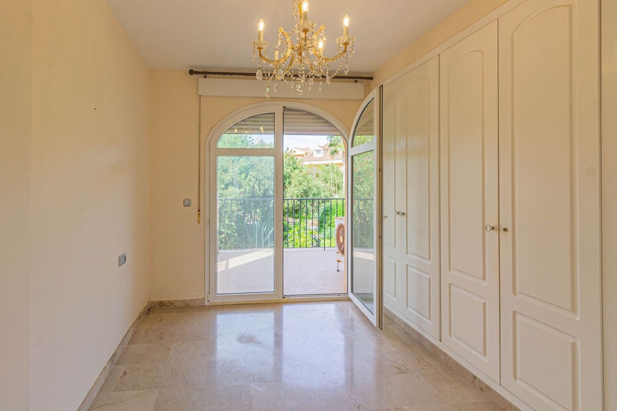 Pareado de 4 habitaciones en La Alcaidesa en venta con piscina garaje - 338.000 € (Ref: 8693111)