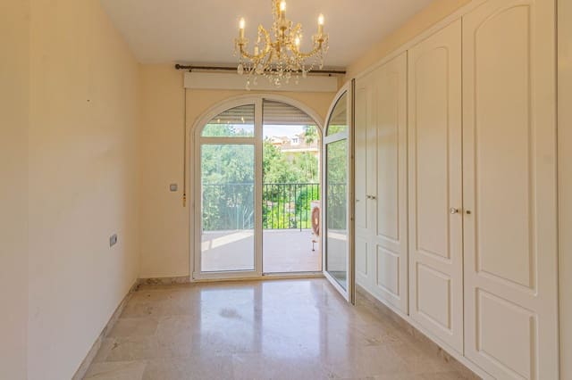 4 sypialnia Dom blizniak na sprzedaż w La Alcaidesa z basenem garażem - 338 000 € (Ref: 8693111)