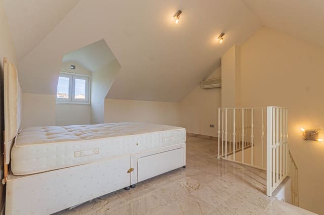 4 sypialnia Dom blizniak na sprzedaż w La Alcaidesa z basenem garażem - 338 000 € (Ref: 8693111)