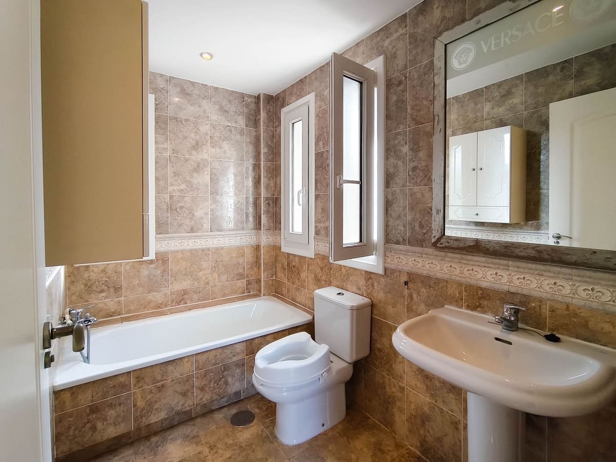 Pareado de 4 habitaciones en La Alcaidesa en venta con piscina garaje - 338.000 € (Ref: 8693111)