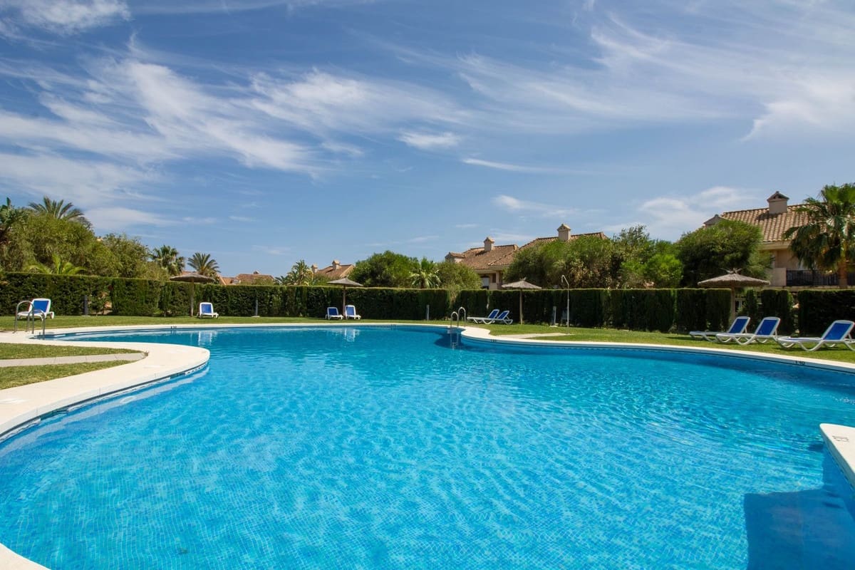 Pareado de 4 habitaciones en La Alcaidesa en venta con piscina garaje - 338.000 € (Ref: 8693111)