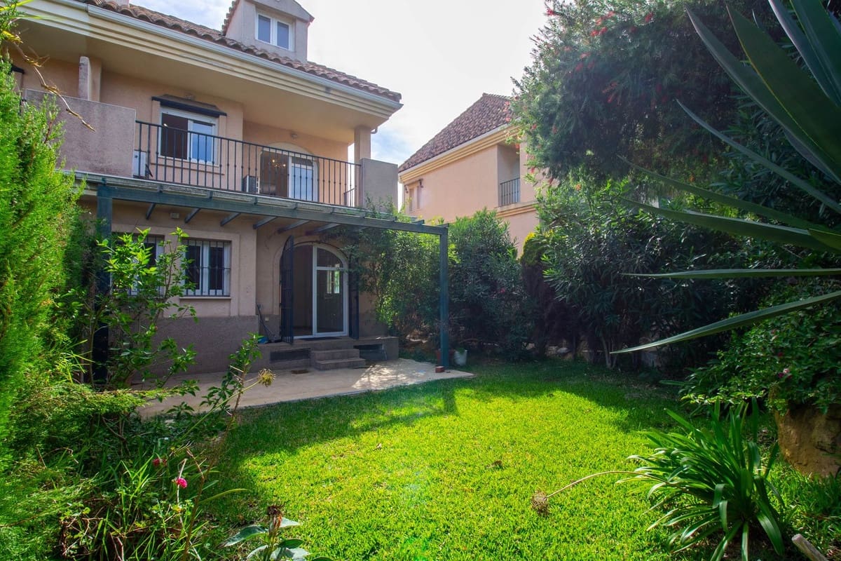 Pareado de 4 habitaciones en La Alcaidesa en venta con piscina garaje - 338.000 € (Ref: 8693111)