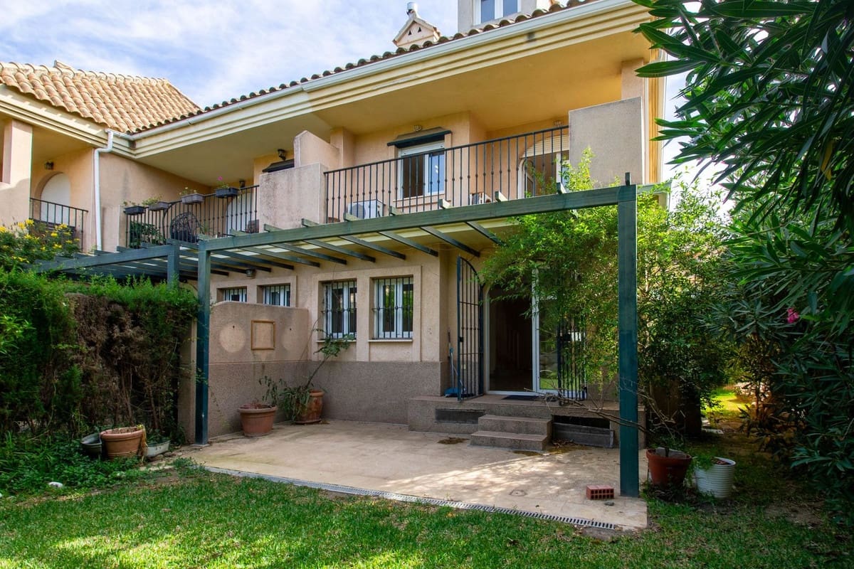 Pareado de 4 habitaciones en La Alcaidesa en venta con piscina garaje - 338.000 € (Ref: 8693111)