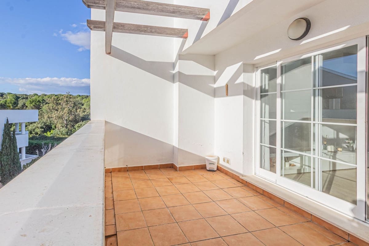 3 chambre Appartement à vendre à La Alcaidesa avec piscine garage - 290 000 € (Ref: 8898037)