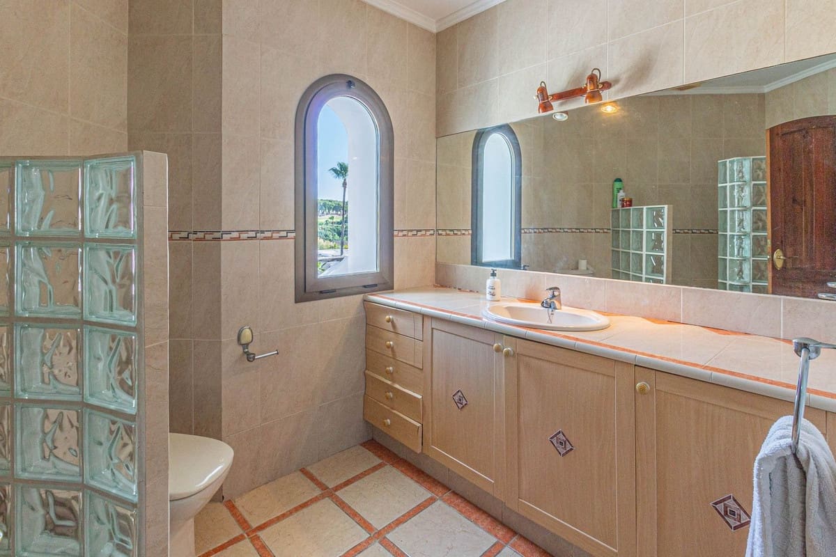 5 quarto Moradia para venda em Sotogrande com piscina garagem - 975 000 € (Ref: 8922484)