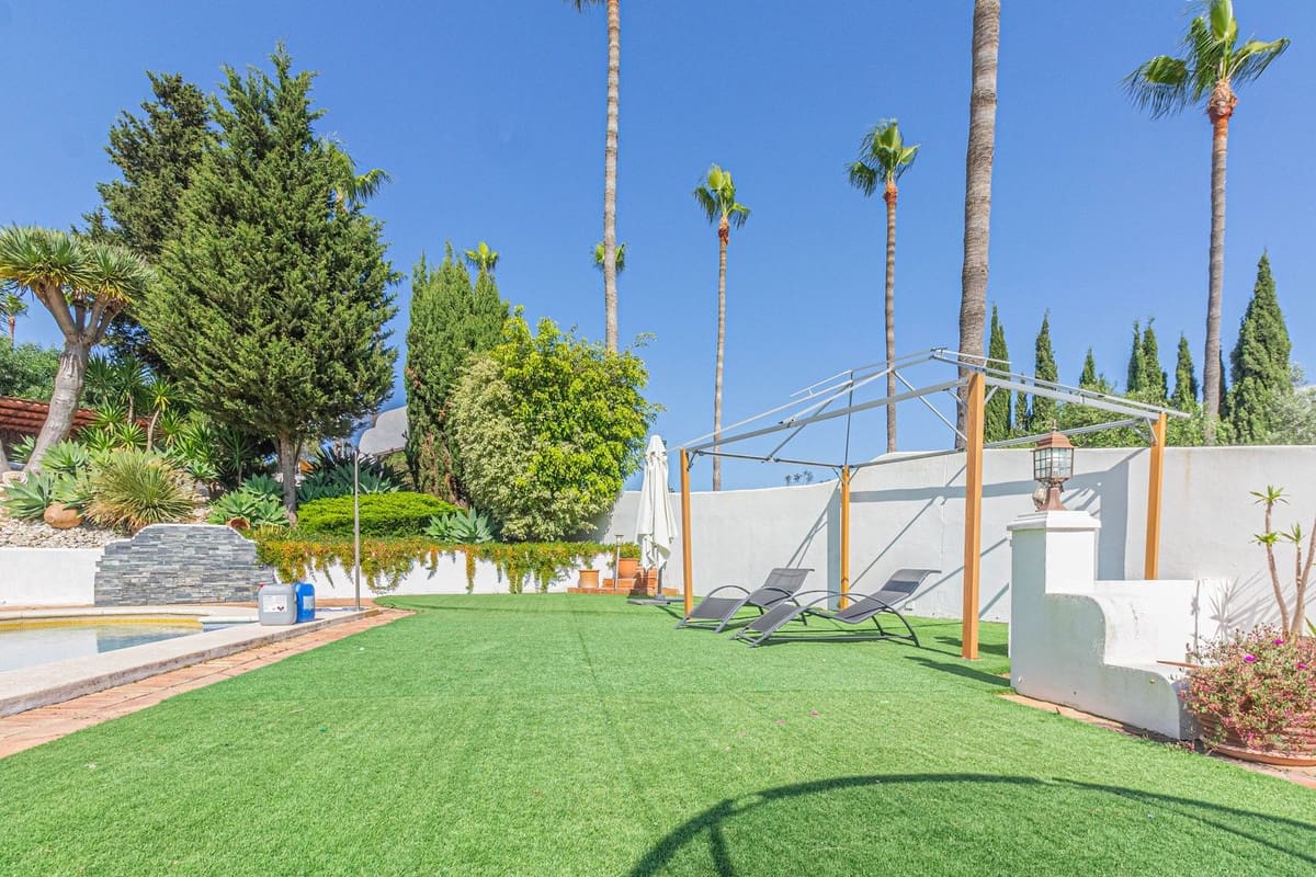 5 soverom Villa til salgs i Sotogrande med svømmebasseng garasje - € 975 000 (Ref: 8922484)