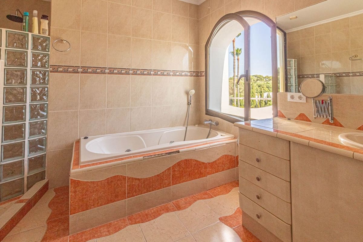 5 soverom Villa til salgs i Sotogrande med svømmebasseng garasje - € 975 000 (Ref: 8922484)